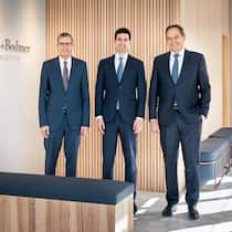 Simon Rahn (M.) hat seinem Vater Christian Rahn (l.) und seinem Onkel Peter Rahn zwei Jahre über die Schultern geschaut. Er ist zum Schluss gekommen, dass er alles genauso weitermachen will.