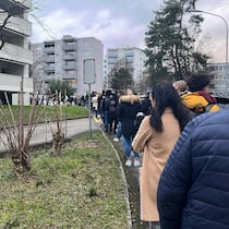 Die Schweiz steckt mitten in einer Wohnungsnot. Die Wohnungen in den Städten sind begehrt und teuer, da dort auch die meisten Arbeitsplätze sind.