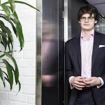 Keegan McBride ist ein international renommierter Experte für digitale Governance, KI, Technologie- und Geopolitik.