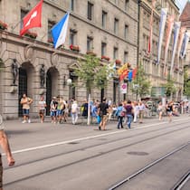 Belebte Einkaufsstrassen: Stationäre Läden sind weiterhin beliebt.
