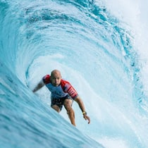 Kelly Slater in seinem Element. Obwohl er seit fast 50 Jahren surft, gibt es nichts, was er lieber täte.