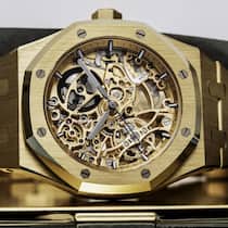 Die Audemars Piguets Royal Oak aus Roségold fasziniert mit skelettiertem Zifferblatt und zwei Unruhen im Kaliber 2903.