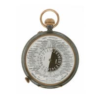 GMT avant la lettre: Taschenuhr «Hora-Universa», Schweiz, um 1880, mit Weltzeitindikation. Die seitliche Krone dient dem Stellen der drehbaren Tag-Nacht-Scheibe über dem Ortsverzeichnis. Lesebeispiel: Wenn die Kirchenglocken in Wien die volle Stunde um sechs Uhr abends schlugen, war es in Genf erst Viertel nach fünf.