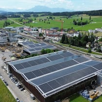 Auf dem rund 14’000 m2 grossen Dach der Spaeter AG in Sins realisiert Romande Energie zwei Solaranlagen im Contracting, eine kombiniert mit Batterie für den Eigenverbrauch, die zweite ohne Eigenverbrauch.