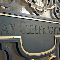 Schriftzug der Schmuckmarke von Van Cleef and Arpels in Paris - Die Marke gehört Richemont.