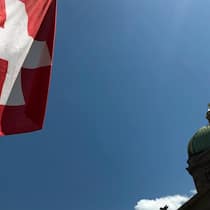 Schweizer Fahne vis-à-vis des Bundeshauses in Bern.