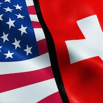 Die Flaggen der USA und der Schweiz.
