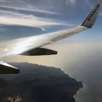 Eine Maschine von Ryanair über der kanarischen Insel Teneriffa.