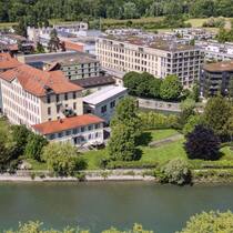 Die Fabrikantenvilla liegt in Windisch am Ufer der Reuss.