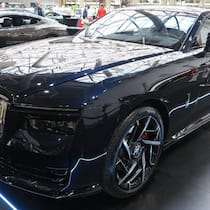 Bei den Black-Badge-Versionen des Rolls-Royce Spectre des Modelljahres 2026 erhalten der Pantheon-Kühlergrill und die „Spirit of Ecstasy“-Kühlerfigur eine dunkel eloxierte Oberfläche