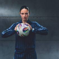Top-Spielerin Aitana Bonmatí, spanische Weltmeisterin und zweifache Ballon-d’Or-Siegerin, trägt die Big Bang One Click Joyful in Blau.
