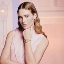 Van Cleef & Arpels

Das Gehäuse dieser gelbgoldenen Cadenas ist mit Snow-Set-Diamanten und Saphiren verziert. Preis auf Anfrage.