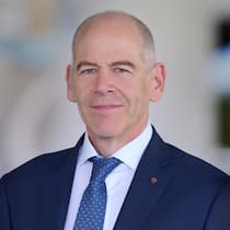 Hanspeter Mäder ist Fachspezialist für Transportversicherungen beim Schweizer Broker Kessler. Er berät und versichert Unternehmen bei der Absicherung globaler Warenströme.