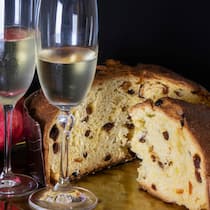 Allein in Italien werden vor Weihnachten schätzungsweise rund 110 Millionen Panettone verkauft. Zum Klassiker aus Sauerteig passen italienische Schaumweine.
