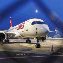 Ein Airbus A220-300 der Swiss ist in der Zone West des Flughafen Zürich geparkt.