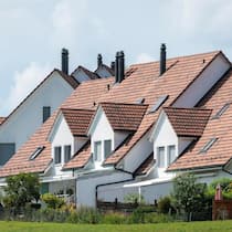 In immer weniger Orten können sich Schweizer mit normalem Einkommen ein Eigenheim leisten. 