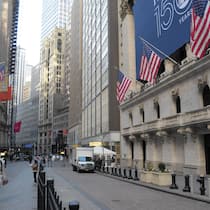 Passanten vor der New Yorker Wall Street (USA, 17. Februar 2025).