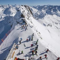 Der Gemsstock ob Andermatt, seit Mitte November geöffnet, schneesicher und seit Januar auch sonnig: Auf fast 3000 Metern kurven vor allem geübte Wintersportler und Freerider.