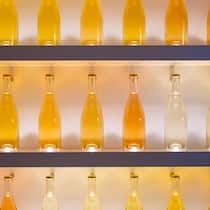 Champagner gehört zu den klassischen Cuvées. Weine verschiedener Sorten, Jahrgänge und Parzellen werden vor der zweiten Gärung kombiniert. Eine Arbeit, die sehr viel Wissen, Erfahrung und einen guten Gaumen erfordert.