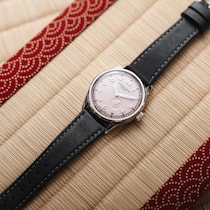 Die Kubo-Kollektion (hier das Modell mit rosa Zifferblatt) überzeugt durch schlichtes Design, Automatikwerk und ehrliches Handwerk.