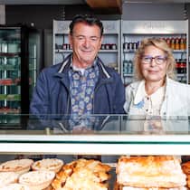 Nehmen einen weiten Weg bis zur Bäckerei Hofmann in Kauf: Ehepaar Nicolina (63) und Francesco (69) Borrelli.