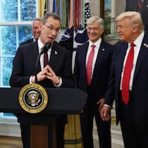 Trump liebt die grosse Geste – und Pfizer-Chef Albert Bourla liefert: Fototermin zum Abschluss des Abkommens im Weissen Haus.