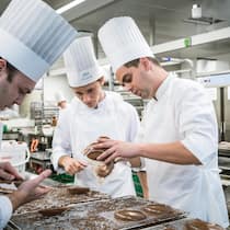 Mentoring statt Money: Junge Mitarbeitende in der Hotellerie wünschen sich nicht mehr Lohn, sondern eine gute Führungskultur.