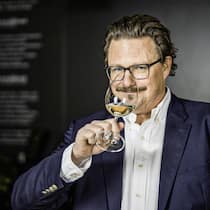 Tobias Gysi ist Schweizer Weinakademiker und -sommelier.