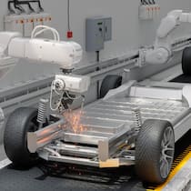 Montage eines E-Autos durch einen Roboter.