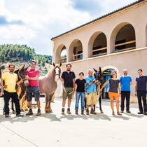 Ursprünglich: Das Team von Bodega Mas Alta verrichtet viele Arbeiten von Hand – oder mithilfe von Pferden und Maultieren.