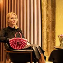 Kristina Thaden in Zürich mit ihrer Skulptur-Tasche «The Whole».