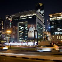 The Gate war das erste Bürogebäude in Dubais Finanzquartier DIFC. Aktuell ist es geschmückt mit den Porträts der zwei Gründerväter der Vereinigten Arabischen Emirate: der verstorbenen Emire Zayid bin Sultan Al Nahyan (r.) und Raschid bin Said al-Maktum.