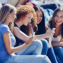 Vier junge Frauen im Gespräch.