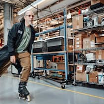 «Es fühlt sich an wie Fliegen»: In den Labors von X bewegt sich Astro Teller am liebsten auf Rollerblades.