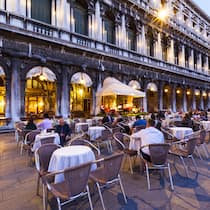 Venedig, Italien: Vom Caffè Florian geniesst man den Blick auf den Markusdom.