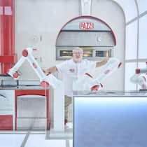 Die Roboter übernehmen vom Auswallen des Teigs bis zum Zuschneiden der Pizza sämtliche Aufgaben.