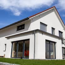 Ein neues Einfamilienhaus ist bezugsbereit.