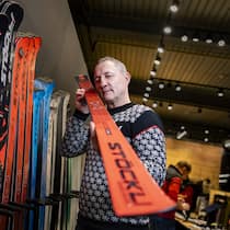 Marc Gläser, CEO von Stöckli, prüft Ski im firmeneigenen Laden in Malters.