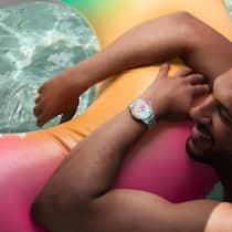 Die limitierte Norqain zum Thema «Holiday» weckt Fernweh. Und wer Glück hat, kauft eine Uhr mit einem «Golden Ticket» und gewinnt so Ferien im Luxusresort auf den Malediven.