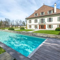 Das ist der Pool und Vorgarten der teuersten Immobilie der Schweiz. Errätst du, wo sie liegt? Die Antwort folgt unten im Artikel.