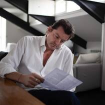 Giancarlo Devasini in seiner Wohnung in Lugano. Das Headquarter von Tether wird nach San Salvador verlegt. Dort baut sich das Unternehmen einen 70-stöckigen Wolkenkratzer.