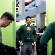 Hardik Nahata probierte während der jährlichen Konferenz von Nvidia im Merchandise-Shop einen Pullover von Jensen Huang an. 