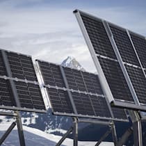 Blick auf die Testanlage «Tschers» des geplanten Grossprojektes Nandro-Solar des Elektrizitaetswerk EWZ der Stadt Zürich.