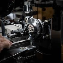Die Nockenscheiben der Guillochiermaschine tragen die Information über das Muster, das von Hand auf das Zifferblatt übertragen wird.