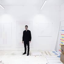 Patric Sandri erschafft einzigartige Kunstwerke, die Licht und Farbe neu interpretieren.