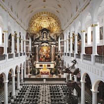 Der barocke Hochaltar der Kirche Sankt Karl Borromäus zieht den Blick auf sich.