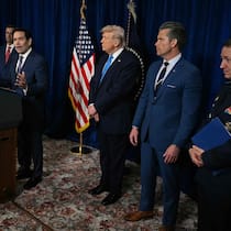 US-Aussenminister Marco Rubio spricht an der Pressekonferenz von Donald Trump (2.v.l.) unmittelbar nach der Militäraktion in Venezuela.
