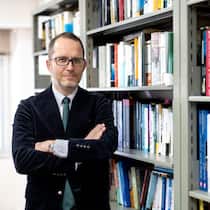 Pierre-Yves Donzé ist Schweizer Wirtschaftshistoriker, lehrt als Professor an der Universität Osaka und ist Autor mehrerer Bücher über die schweizerische und die japanische Uhrenindustrie.