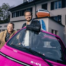 Micro-Gründer Wim Ouboter (l.) und Sohn Oliver vor ihrem E-Auto Microlino.