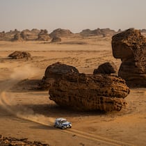 Ein Lada Niva in der Unendlichkeit der saudischen Wüste. Wo Rennbegeisterung auf Demut trifft.